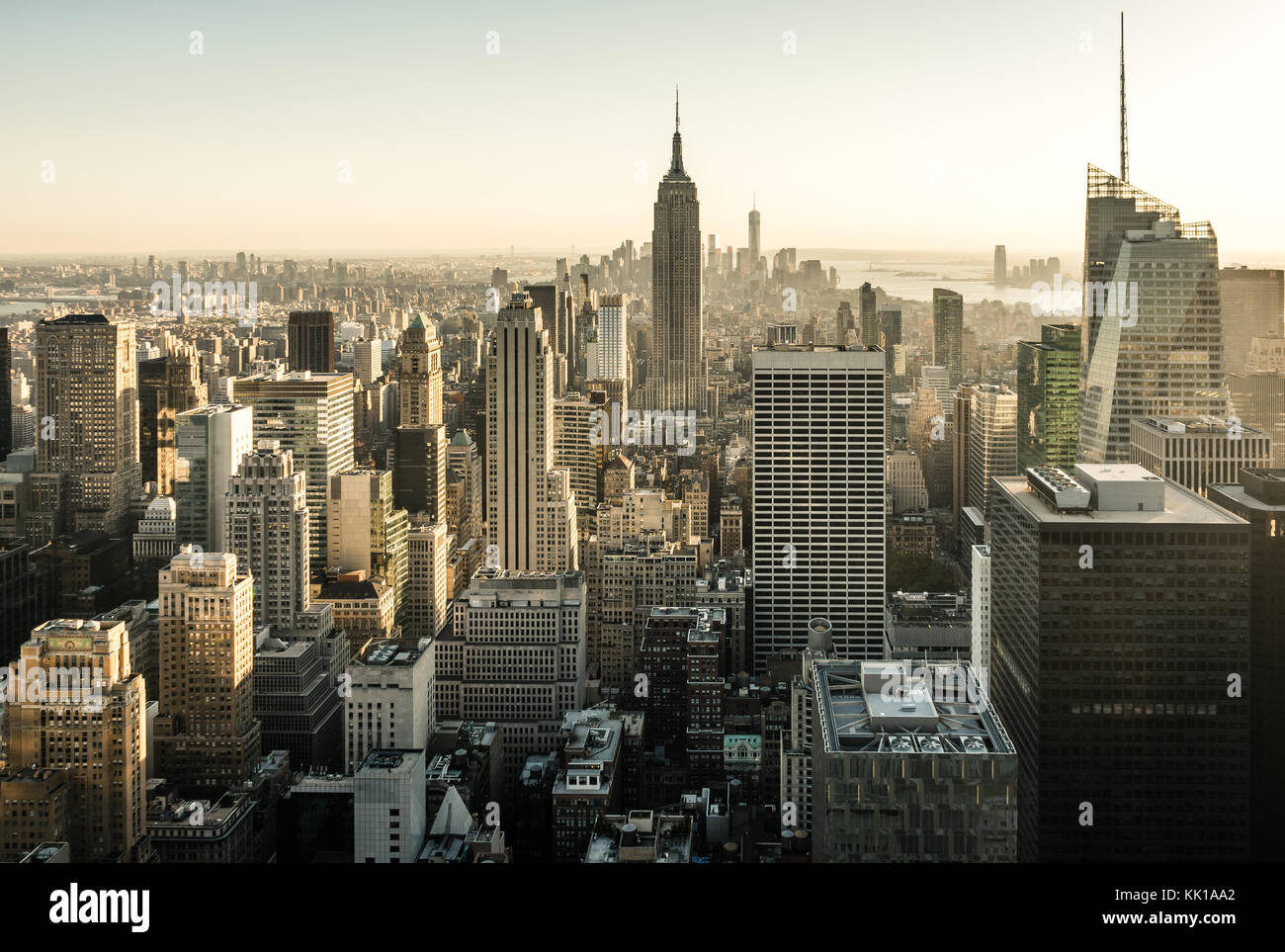 Foto in New York USA übernommen, August 2017: New York Skyline Skyline Manhattan Empire State Building von der Spitze des Felsens Sonnenuntergang Stockfoto