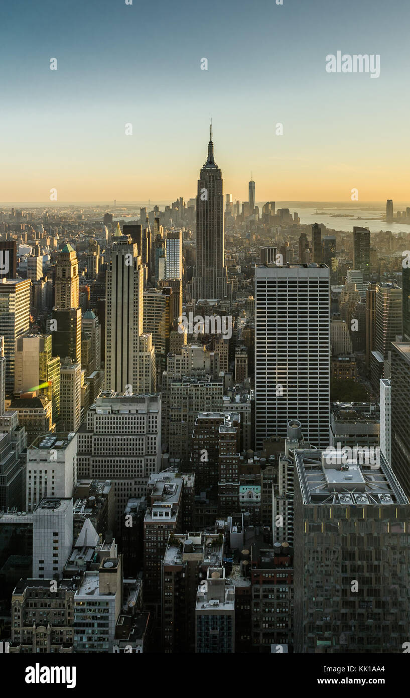 Foto in New York USA übernommen, August 2017: New York Skyline Skyline Manhattan Empire State Building von der Spitze des Felsens Sonnenuntergang Stockfoto