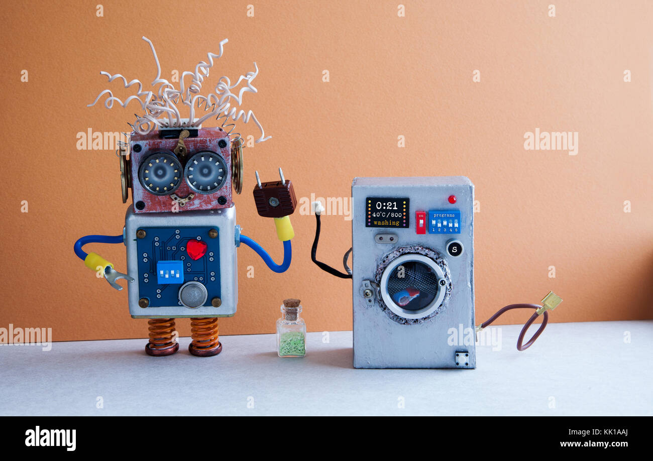 Waschmaschine Wäscheservice Konzept. Verrückte Roboter Heimwerker, braun  Hellblau, Blau. Lustiges Spielzeug kreatives Design Stockfotografie - Alamy