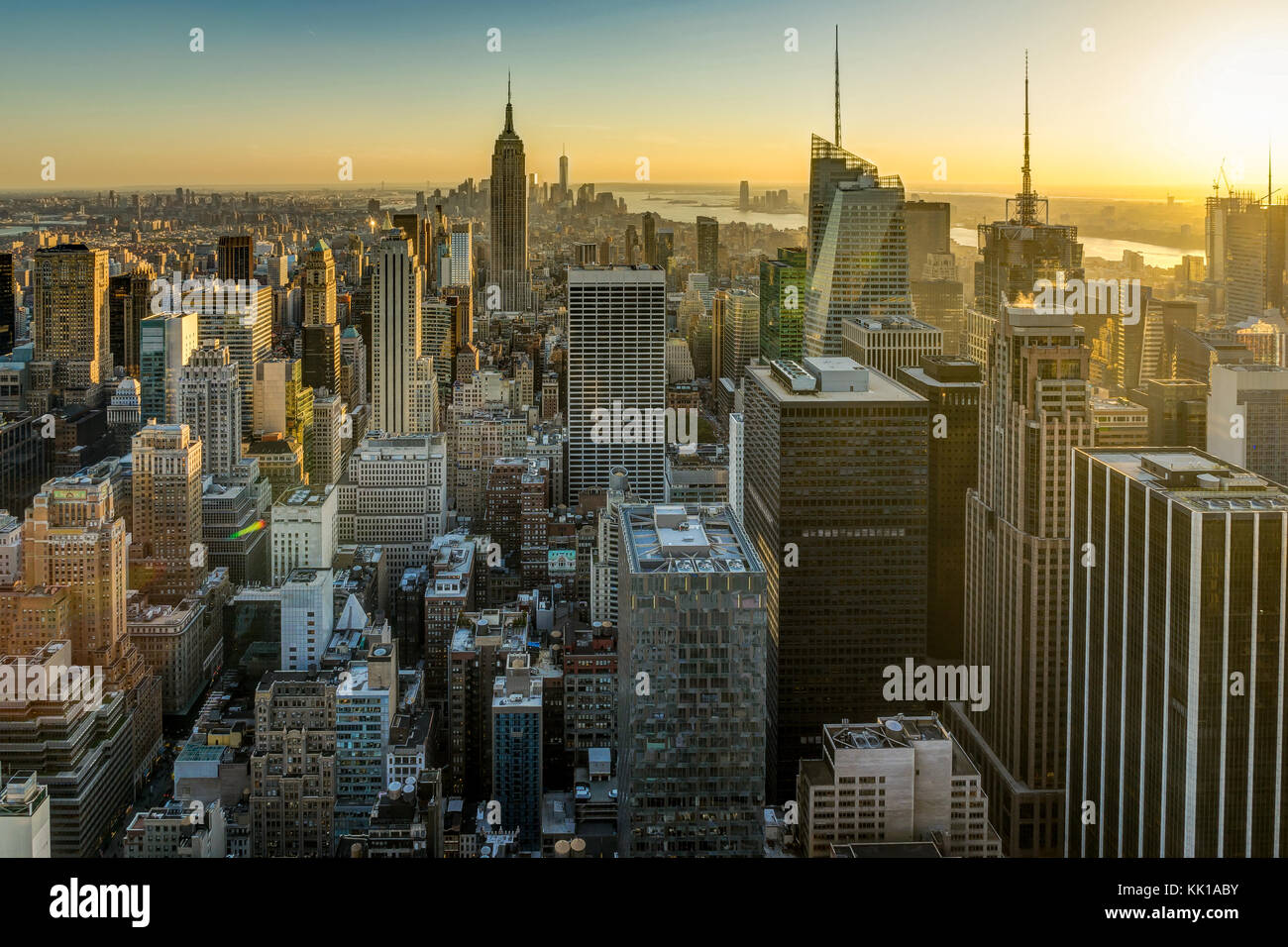 Foto in New York USA übernommen, August 2017: New York Skyline Skyline Manhattan Empire State Building von der Spitze des Felsens Sonnenuntergang Stockfoto