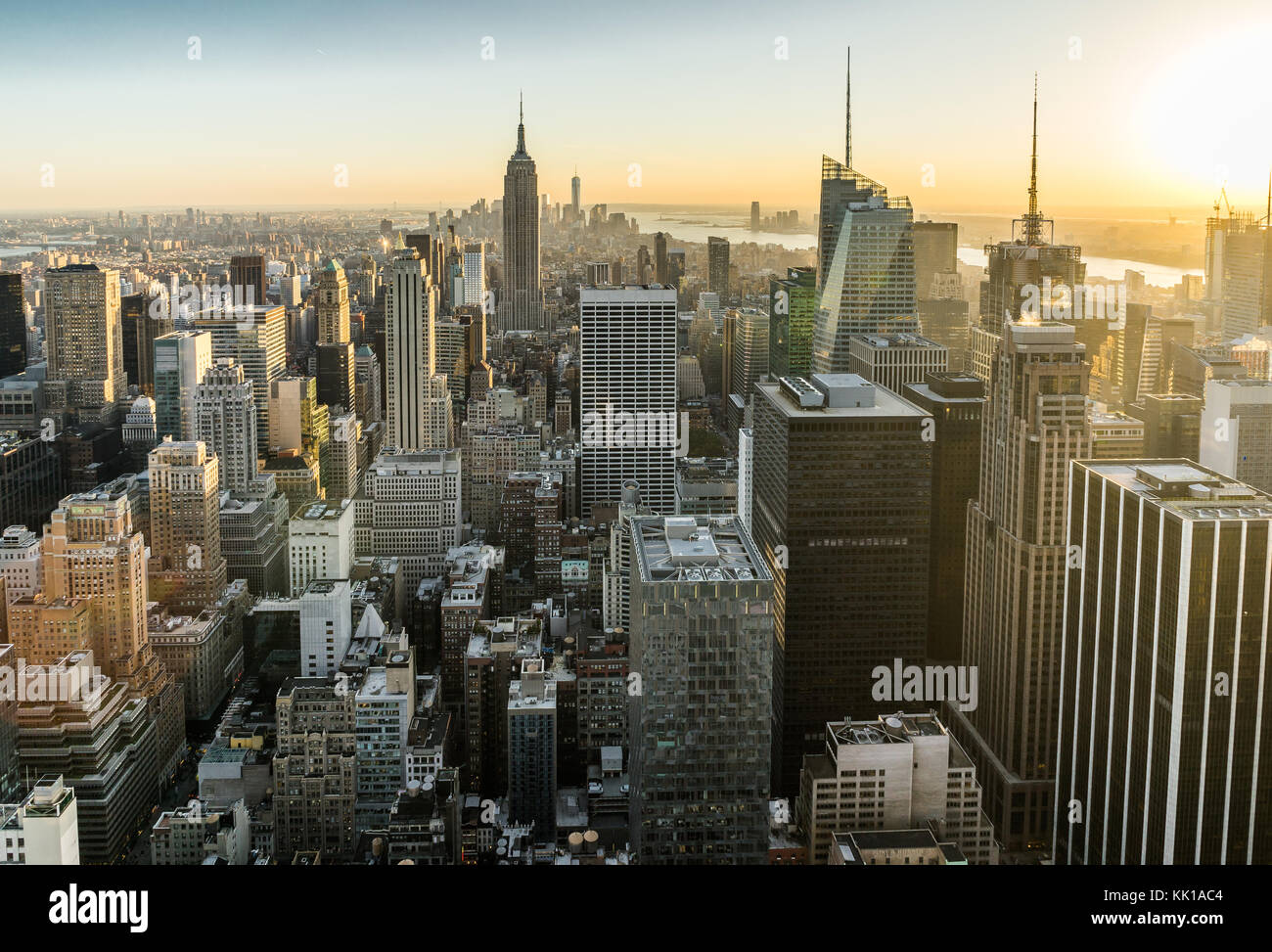 Foto in New York USA übernommen, August 2017: New York Skyline Skyline Manhattan Empire State Building von der Spitze des Felsens Sonnenuntergang Stockfoto