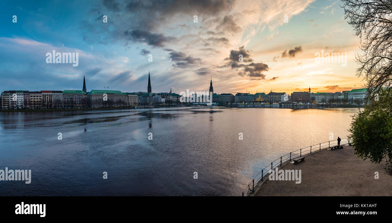 Hamburger Stadtbild mit Alster bei Sonnenuntergang Panorama Stockfoto