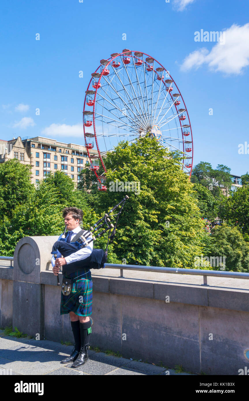 Edinburgh Schottland Edinburgh schottische Piper spielen Der dudelsack vor der Princes Street Gardens und Edinburgh rad Edinburgh City Centre Großbritannien Stockfoto