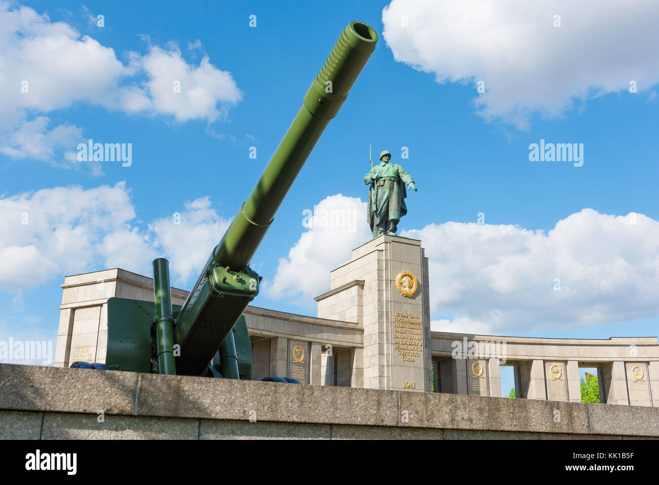 Berlin Sowjetisches Kriegsdenkmal, Ansicht einer Haubitze und einer Statue eines Soldaten der Roten Armee im Sowjetischen Kriegsdenkmal im Tiergarten, Berlin, Deutschland. Stockfoto