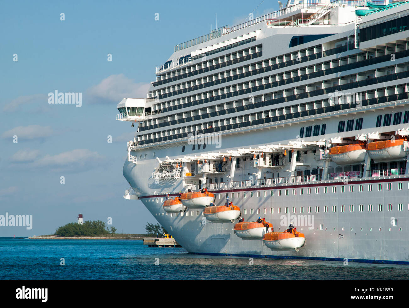 Das Kreuzfahrtschiff in Nassau Stadt Port günstig mit der Ausschreibung Boote unter Wartung (Bahamas). Stockfoto