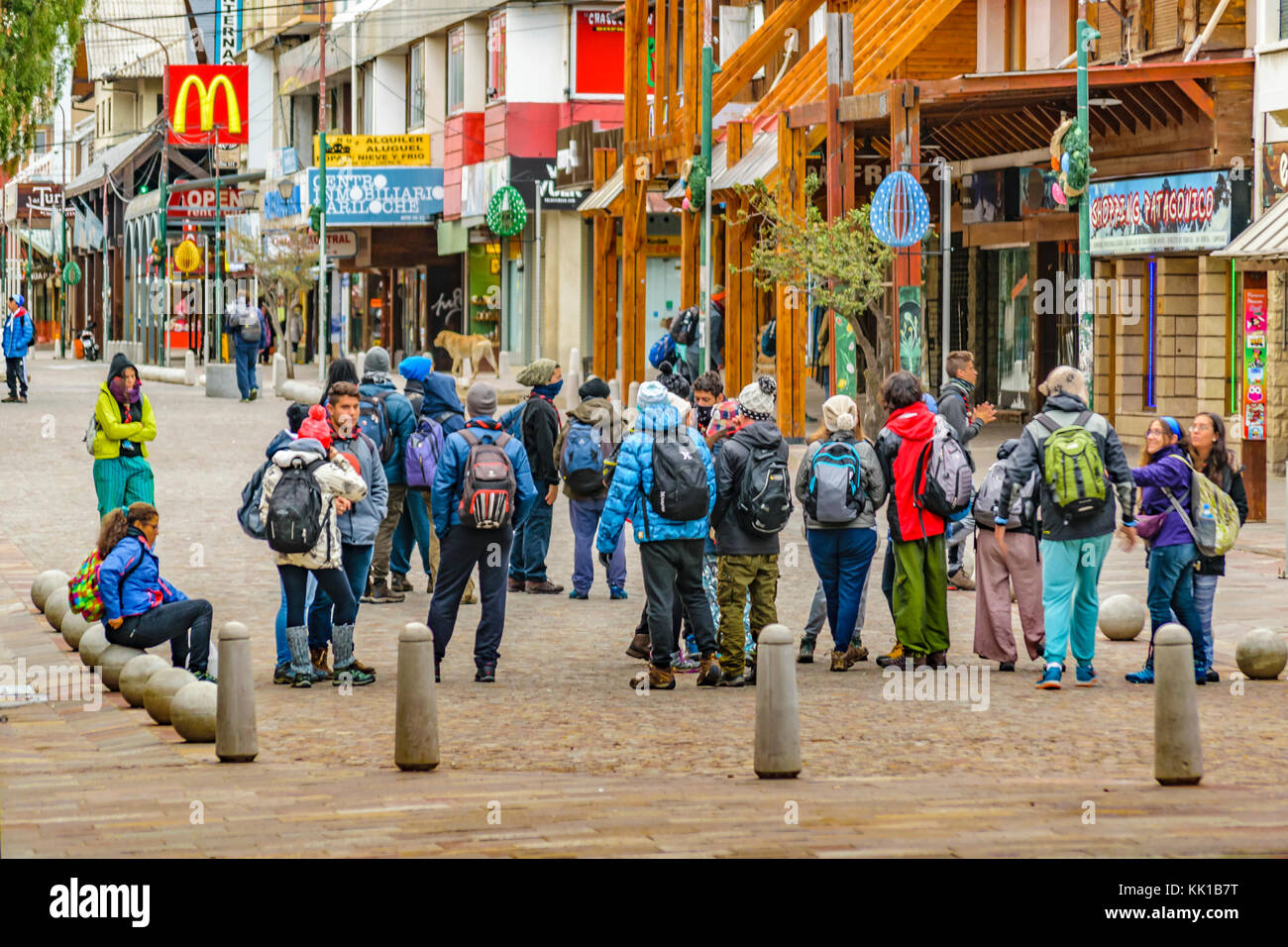 San Carlos de Bariloche, Argentinien, April 2017 - die Menschen in der Mitte der Straße in Bariloche, Argentinien Stockfoto