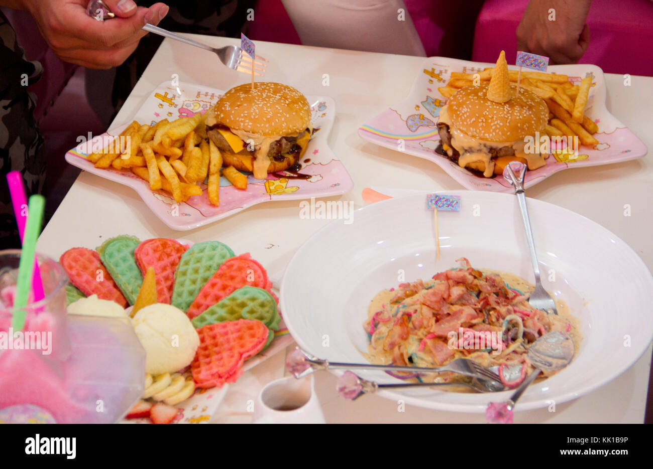 Die Menschen essen und trinken, auf das Einhorn Cafe, ein Einhorn und