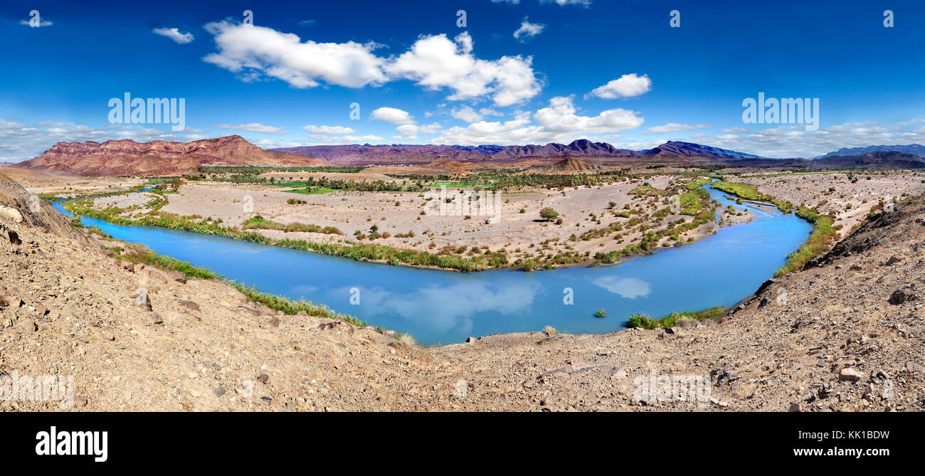 Draa Flusslandschaft in Marrakesch Atlasgebirge in Marokko. Wasser- und Wüstenlandschaft. Stockfoto
