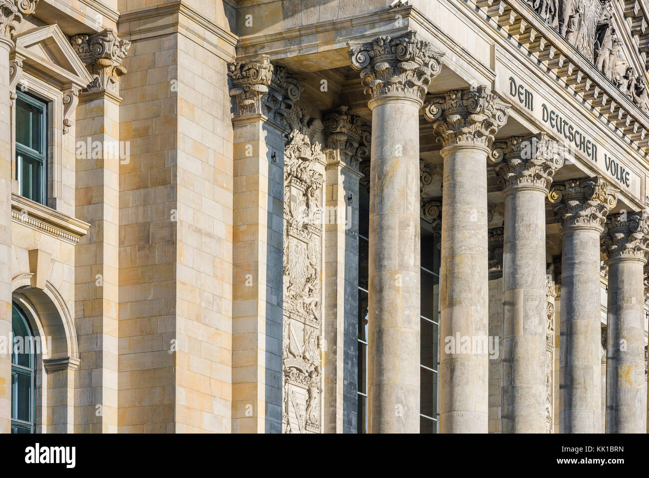 Berliner Parlamentsgebäude, Blick auf die Säulen und die Inschrift auf dem großen Portikus des Reichstagsgebäudes in Berlin, Deutschland. Stockfoto