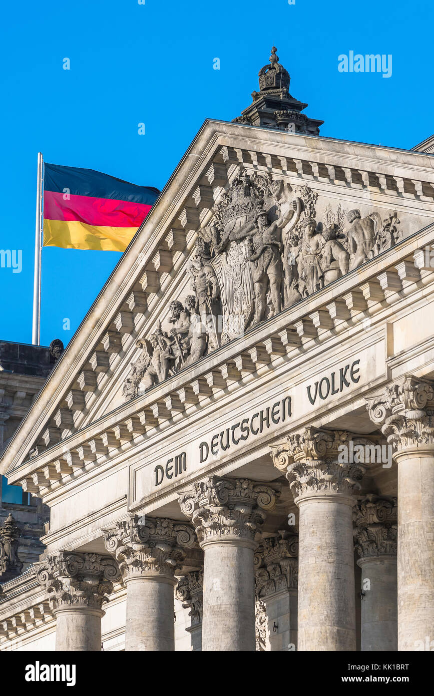 Berlin Parlament Gebäude, Blick auf die Details der Giebel und Inschrift auf dem großen Vorhalle des Reichstagsgebäudes in Berlin, Deutschland. Stockfoto