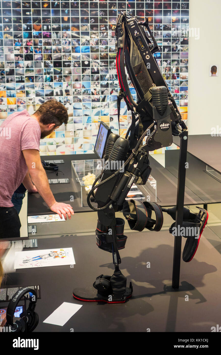 Ekso gt, wearable Motor angetrieben robotischen Exoskelett bietet die Möglichkeit, Patienten mit Lähmungen während der Rehabilitation zu mobilisieren. Stockfoto