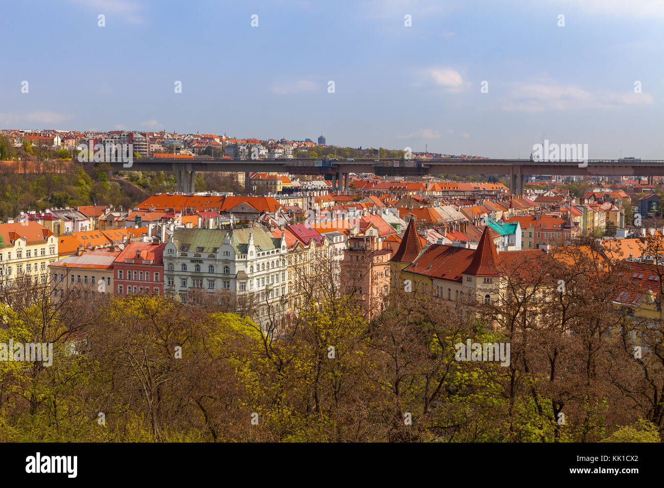 Prag lebende Blöcke die roten Dächer mit Park und Bäume Stockfoto