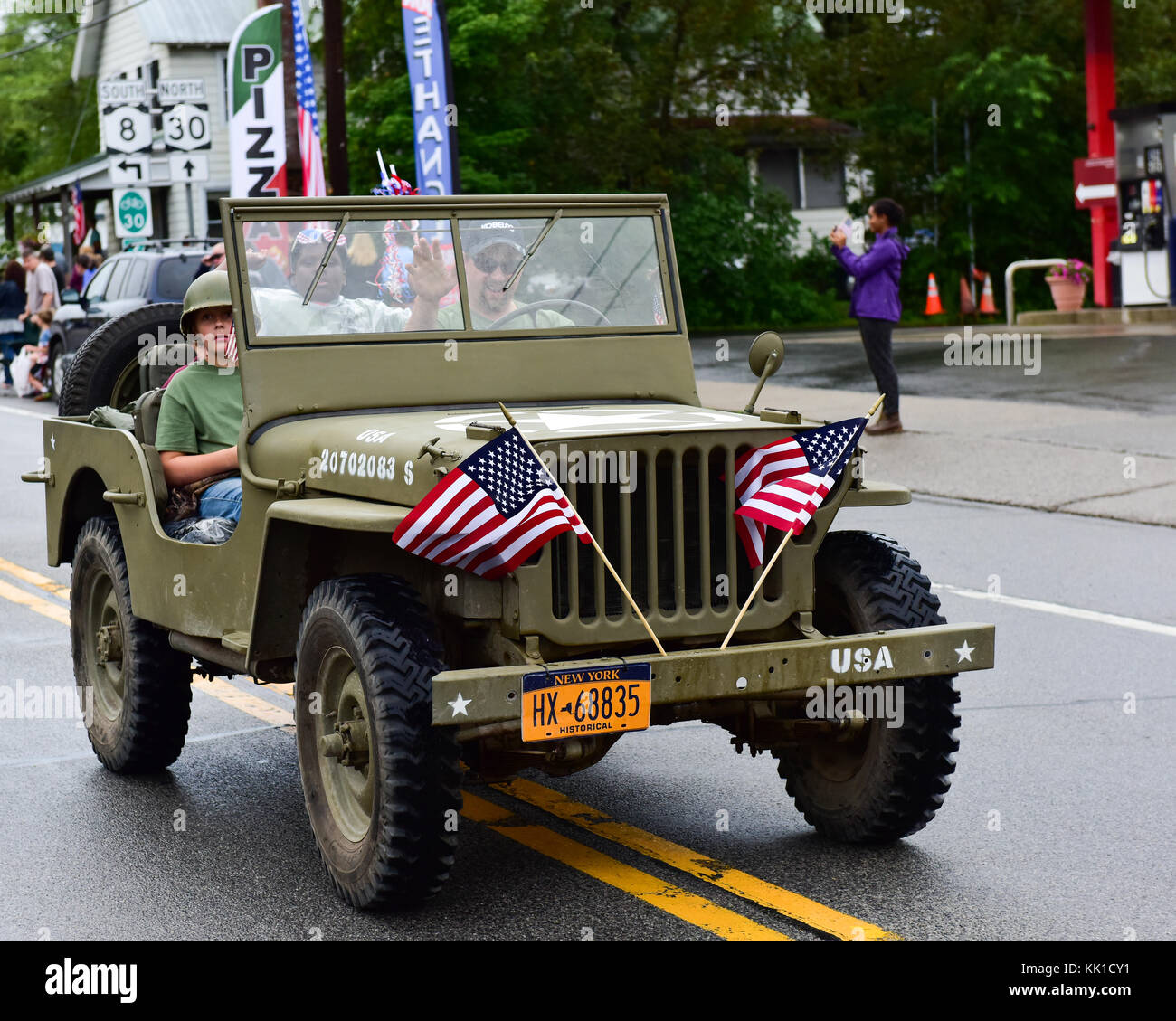 Ein restauriertes WWII ära Jeep fahren in einer zum 4. Juli Parade in der Spekulant, NY, USA Stockfoto