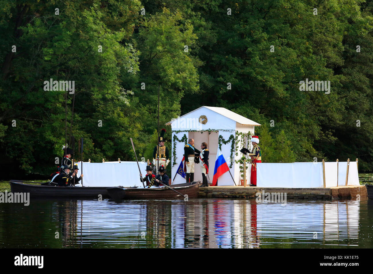 Napoleon I Kaiser der Franzosen und Zar Alexander I von Russland Begrüßung vor der Unterzeichnung des Vertrags von Tilsit (1807) Stockfoto