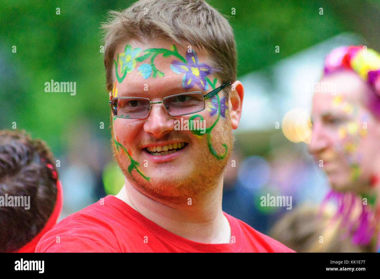 Männliche Schauspieler mit bemaltem Gesicht tragen Sonnenbrillen in der Karneval der Edinburgh Jazz und Blues Festival auf dem Damm Stockfoto