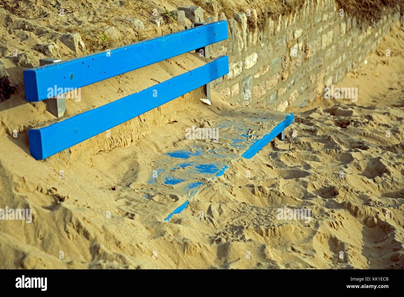 Hotel southbourne, Dorset, England, November 2017, eine Bank hat sich in den Sand am Strand begraben. Stockfoto