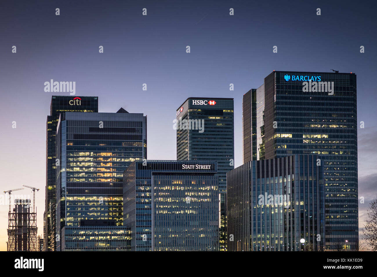Die Banken in London, Canary Wharf in der Dämmerung - Barclays, HSBC, State Street, CitiBank Stockfoto