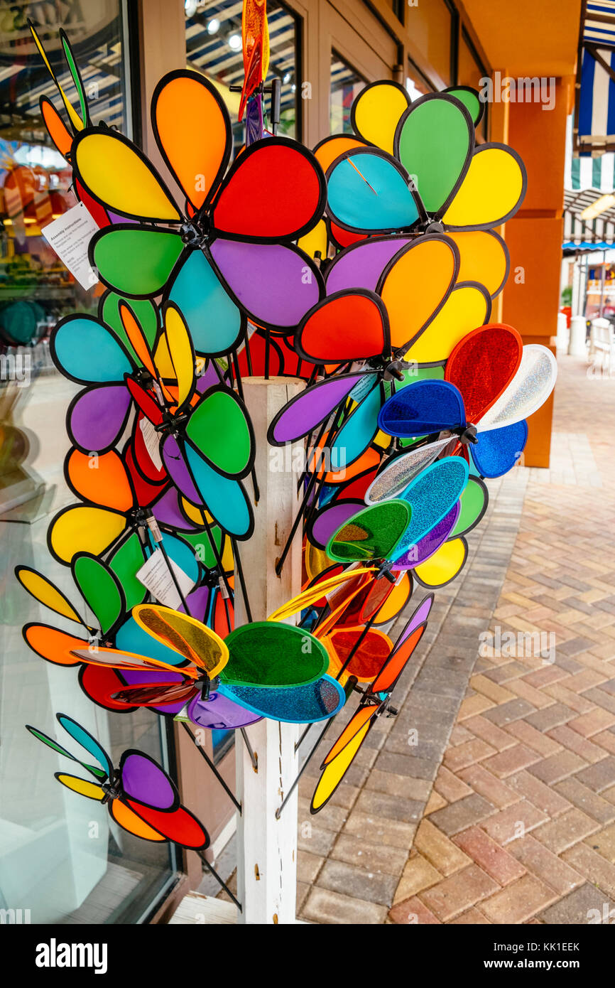 Die hellen und farbenfrohen Spielzeug pin-Räder für den Verkauf in einem Shop im Hafen Dorf, Destin florida usa. Stockfoto