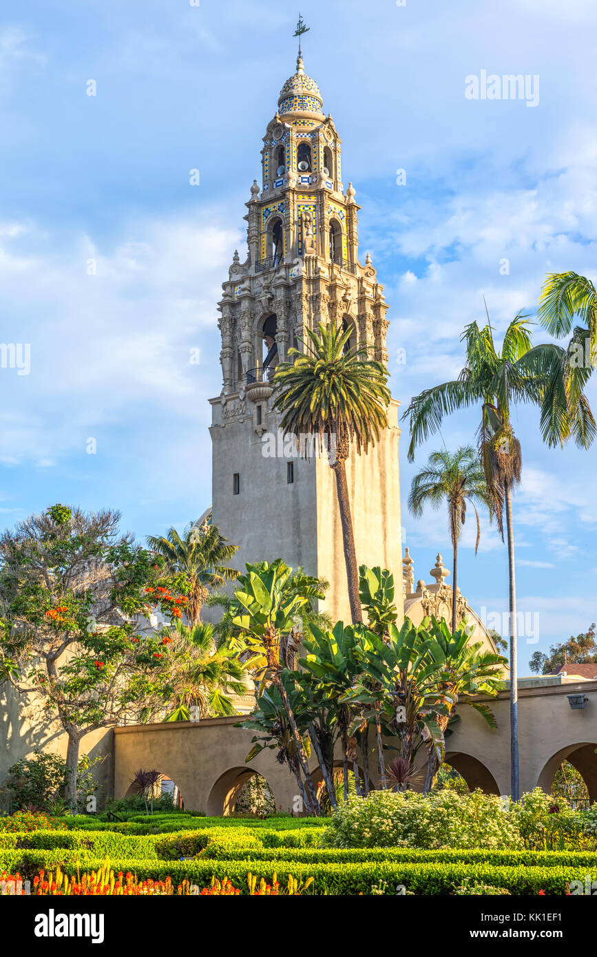 Die California Tower als vom Alcazar Gärten angesehen. Balboa Park, San Diego, Kalifornien, USA. Stockfoto