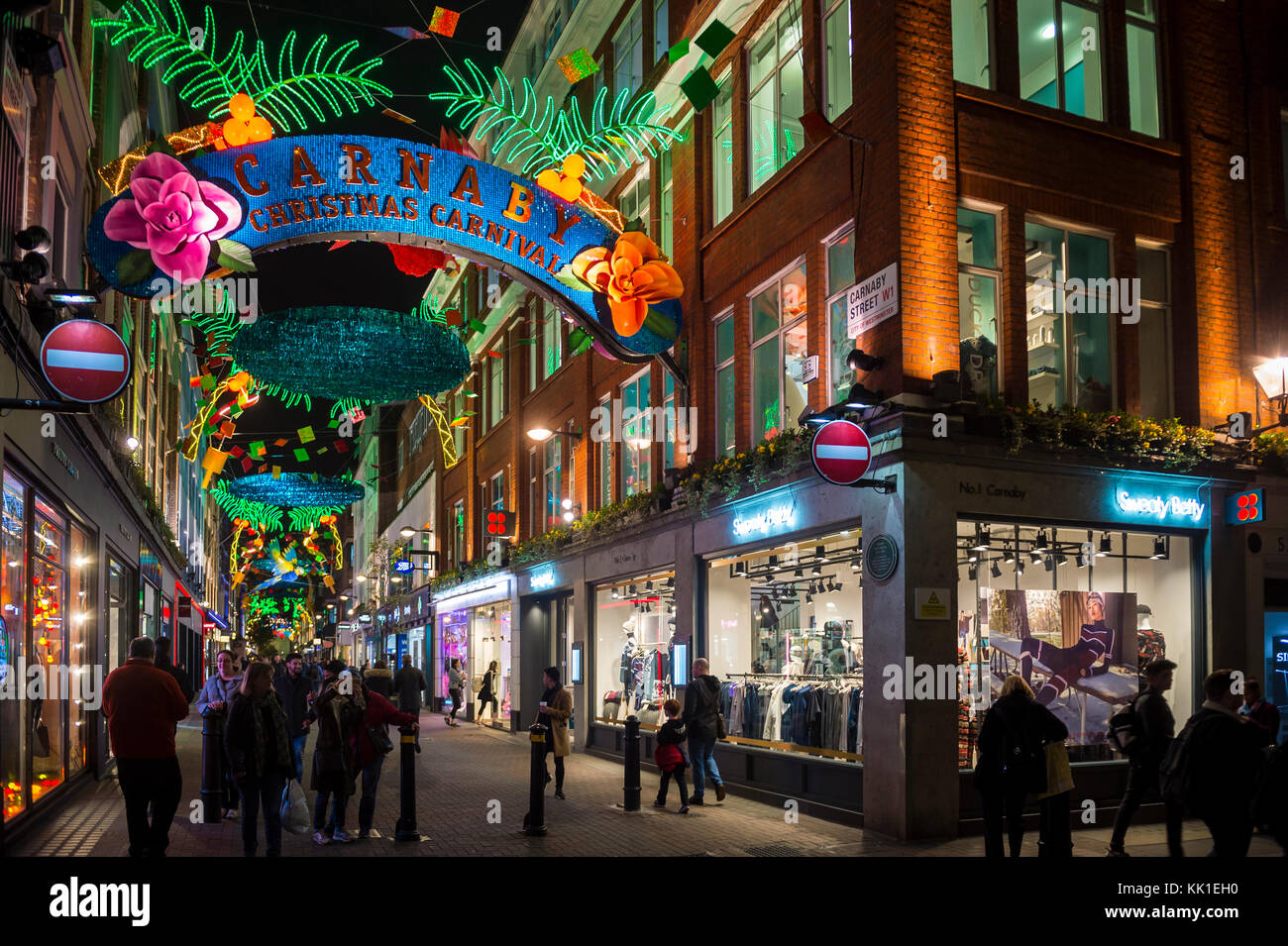 London - November 21, 2017: bunte Weihnachten Lichter schmücken Carnaby Street, mit Käufern im West End Viertel Soho überfüllt. Stockfoto