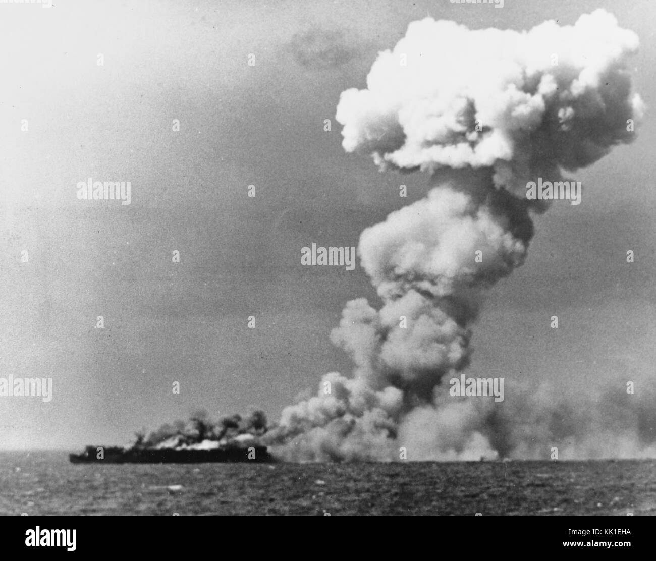 Verlust der USS Princeton (CVL-23), 24. Oktober 1944 - Princeton brennen bald nach wurde sie durch eine japanische Bombe schlug, während aus den Philippinen am 24. Oktober 1944. Diese Ansicht, von der USS South Dakota (BB-57) bei ca. 1001 Std., zeigt die große Rauchsäule aft, die nach einer schweren Explosion im Hangardeck des Luftfahrtunternehmens Stockfoto