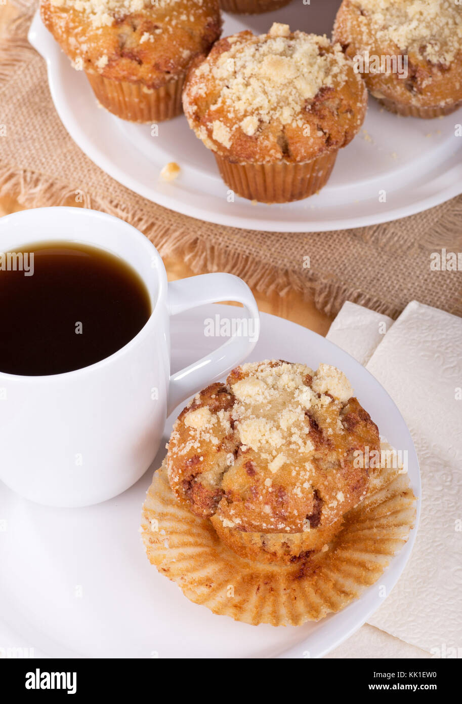 Golden Brown muffin auf einem Teller mit Tasse Kaffee Stockfoto