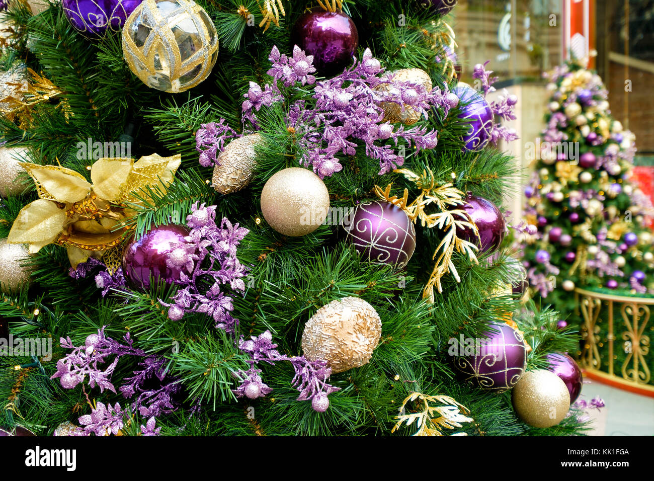 Close-up Weihnachtsbaum und Dekoration mit bunten Bällen Stockfoto