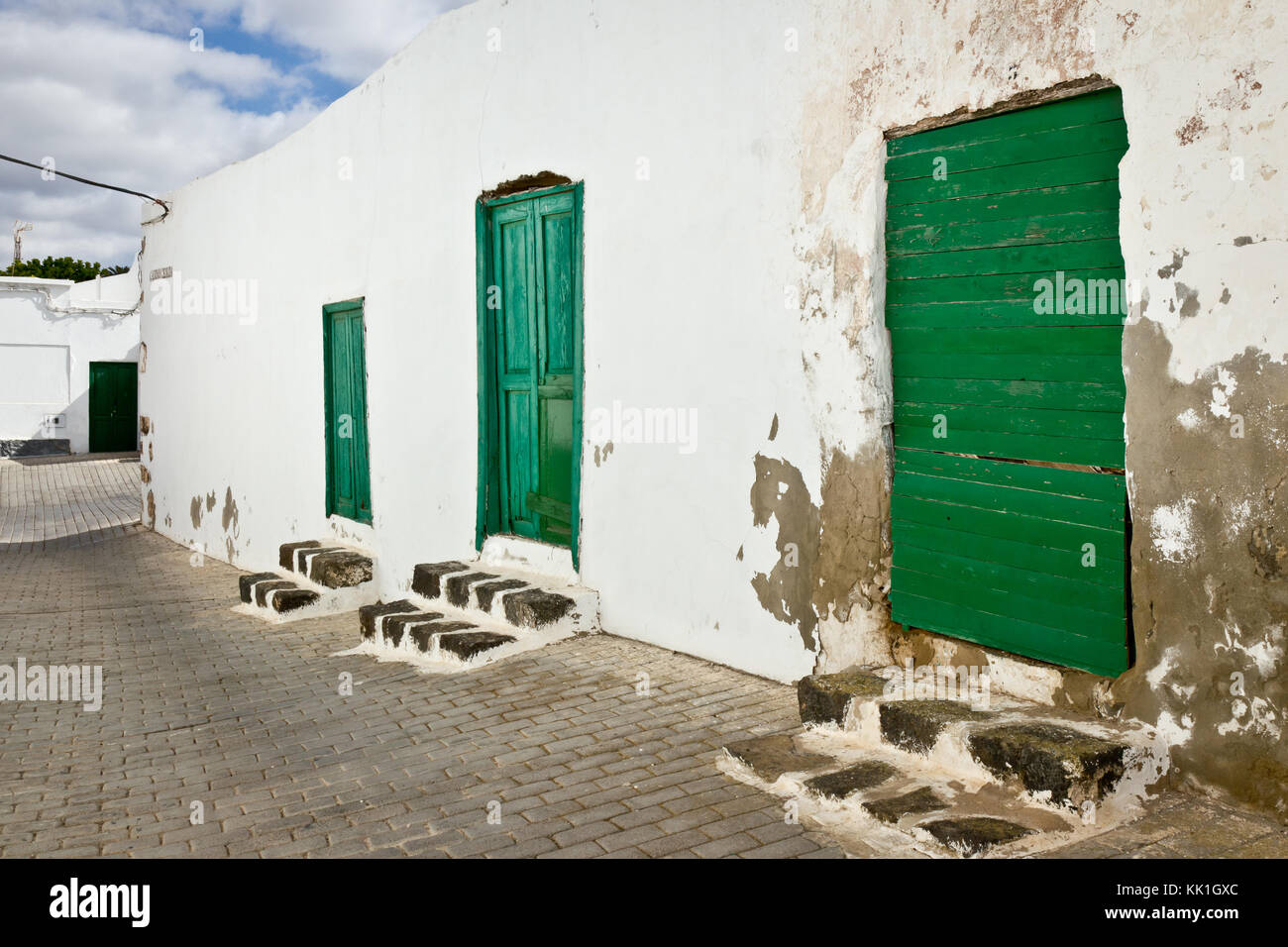 Grüne Türen in Villa de Teguise, Lanzarote, Spanien Stockfoto