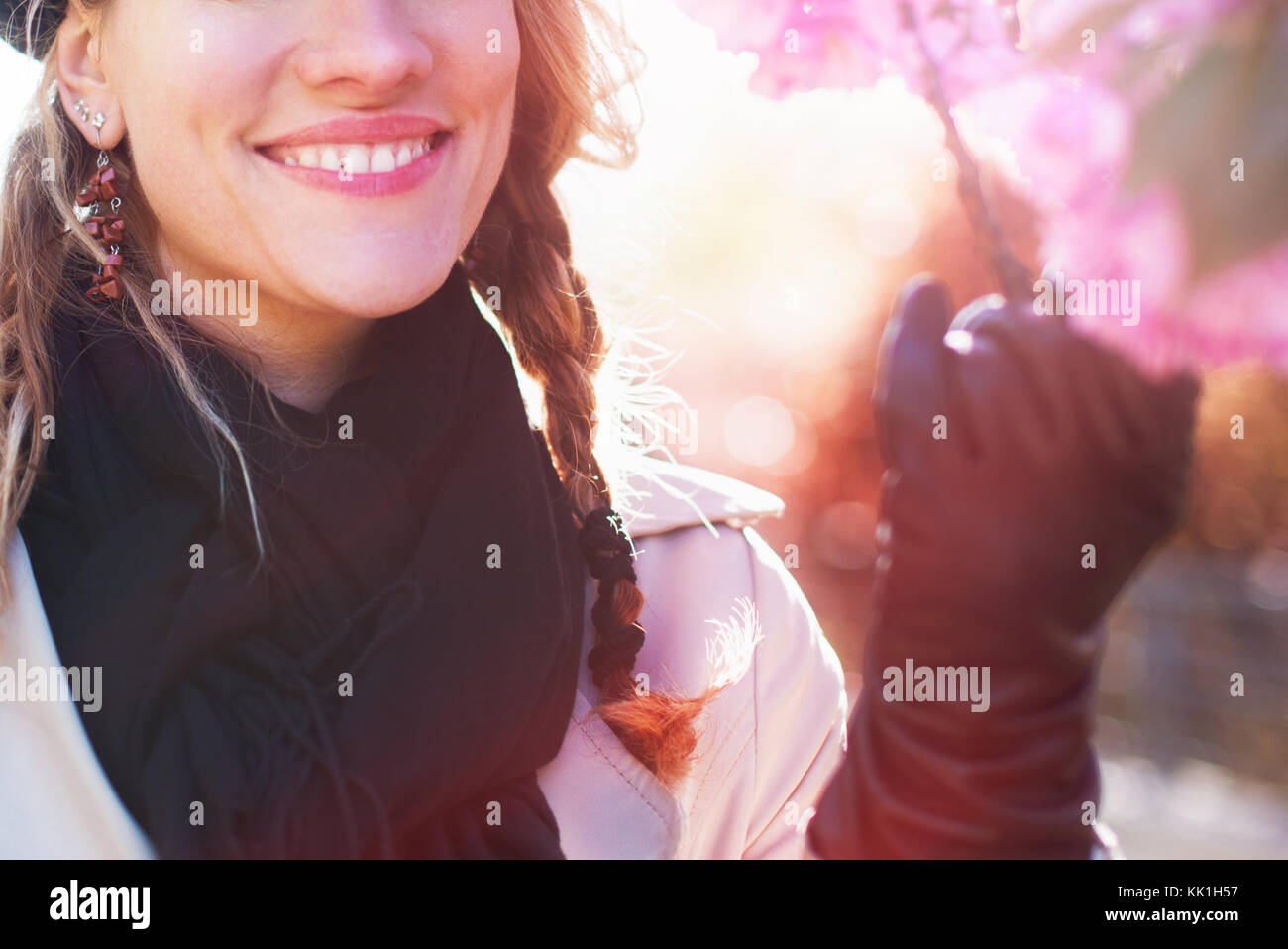 Junge Frau mit Cherry Blossom closeup, Frühjahr Stockfoto
