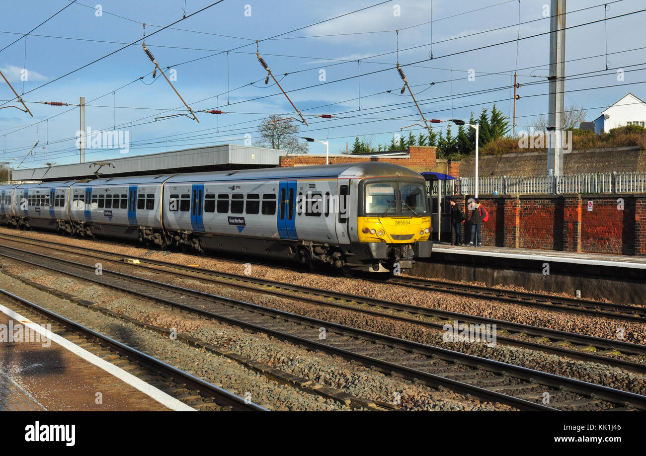 Ein southbound Klasse 365 Emu in Stevenage, Hertfordshire, England, UK Stockfoto