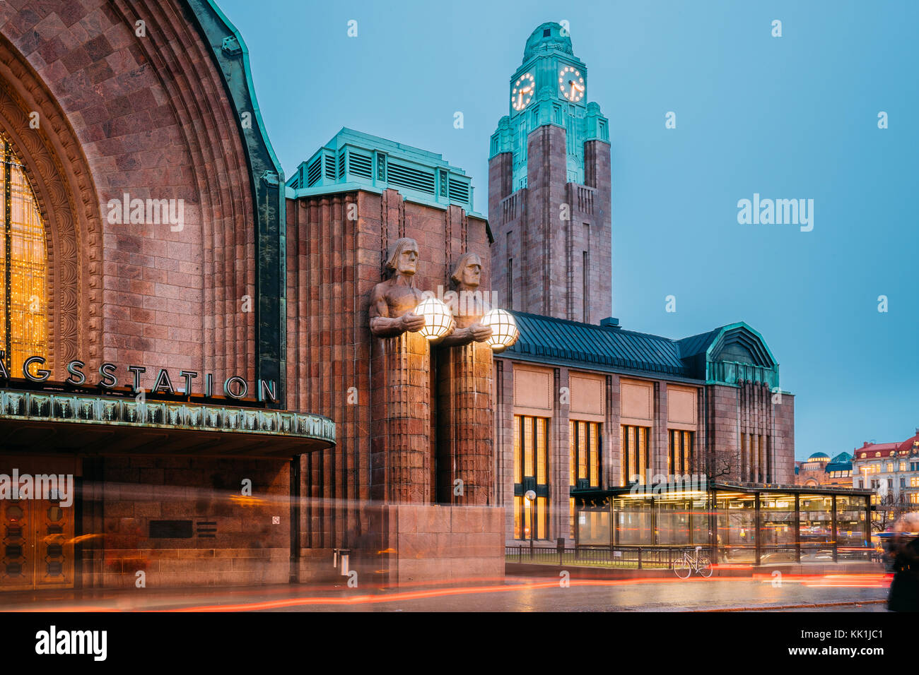 Helsinki, Finnland. Nacht Blick auf Statuen auf Eingang Hauptbahnhof Helsinki. am Abend oder in der Nacht die Beleuchtung. Stockfoto