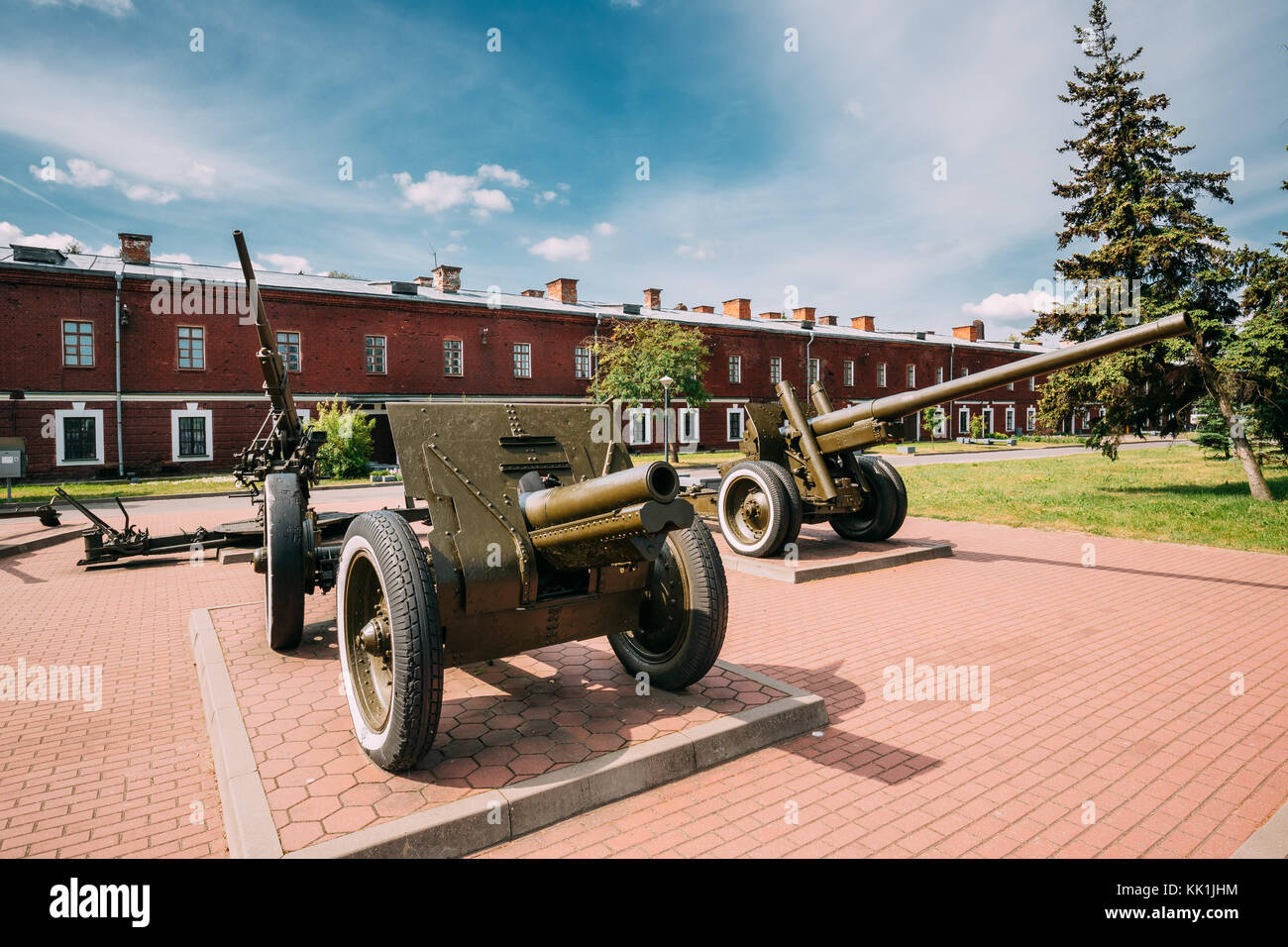 Brest, Belarus. alte Kanonen in Gedenkstätte brest Held Festung im sonnigen Sommertag. Stockfoto