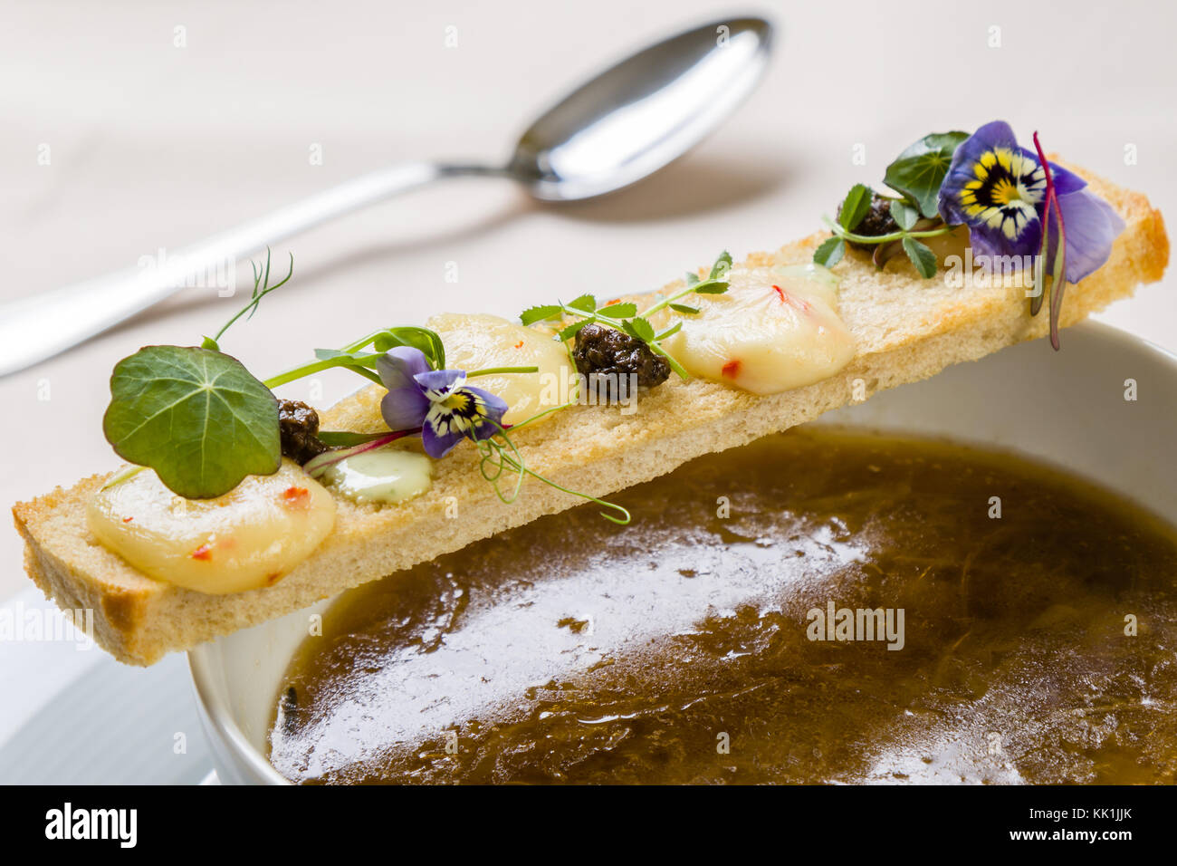 Stilvolle gourmet Zwiebelsuppe dekoriert mit Toast Scheibe Stockfoto