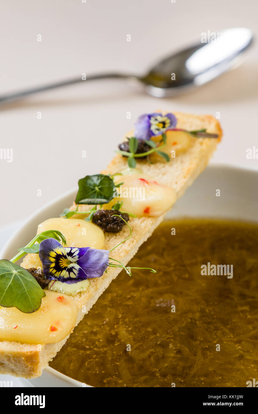 Stilvolle gourmet Zwiebelsuppe dekoriert mit Toast Scheibe Stockfoto