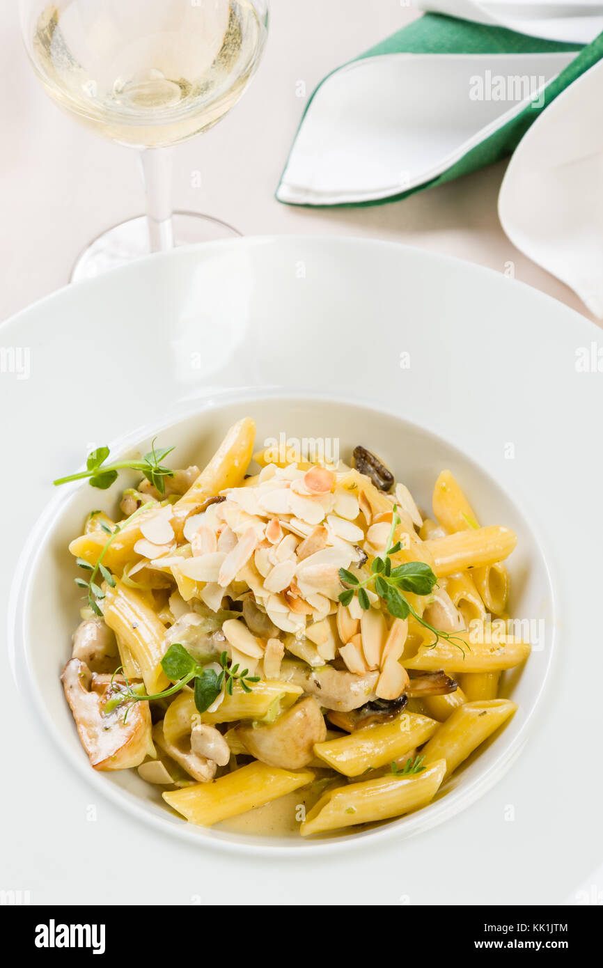 Gourmet Penne mit Gorgonzola und Pilze in weiße Platte Stockfoto