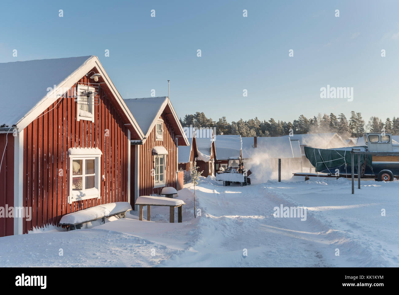 Schnee bei der Arbeit an einem verschneiten Winter im Fischerdorf Fagelsundet in Roslagen, Uppland, Schweden, Skandinavien Pflug Stockfoto