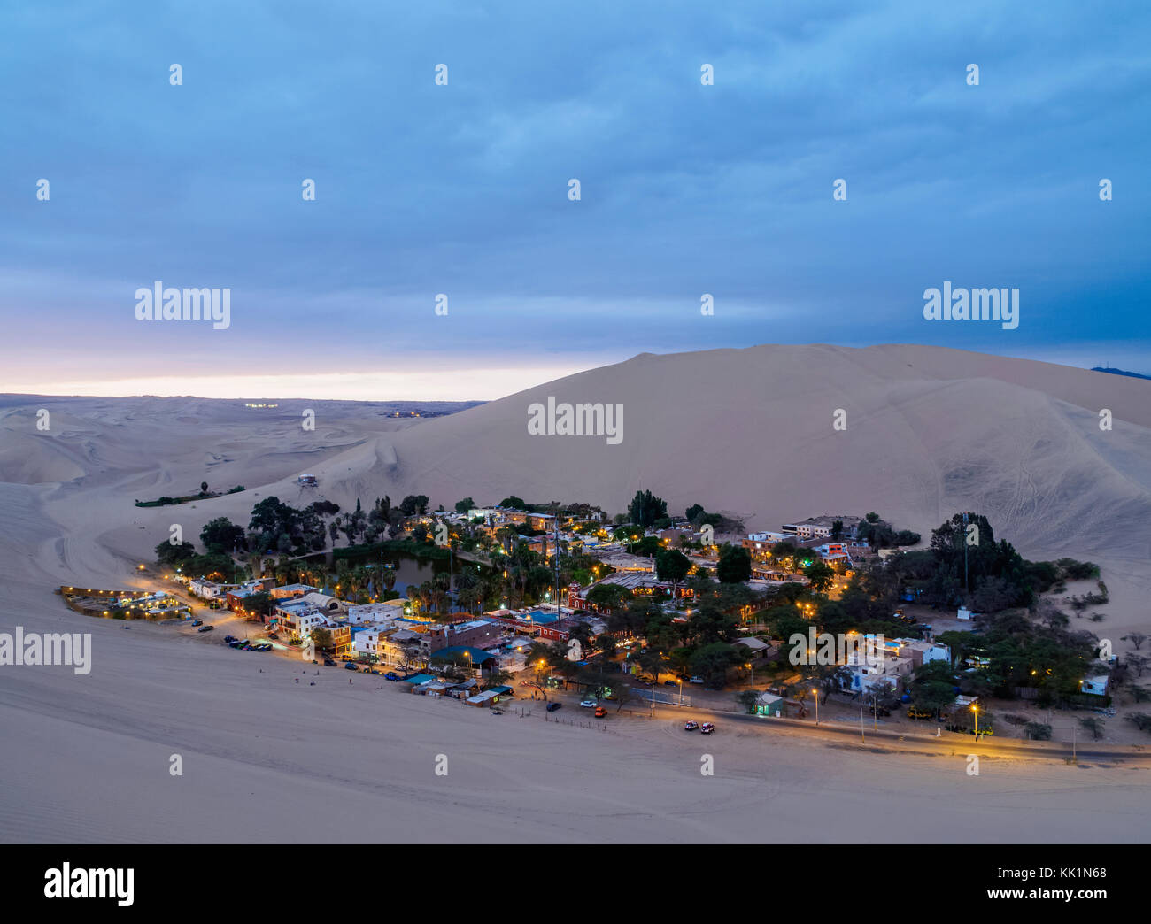 Huacachina Oasis bei Dämmerung, Erhöhte Ansicht, ica-Region, Peru Stockfoto