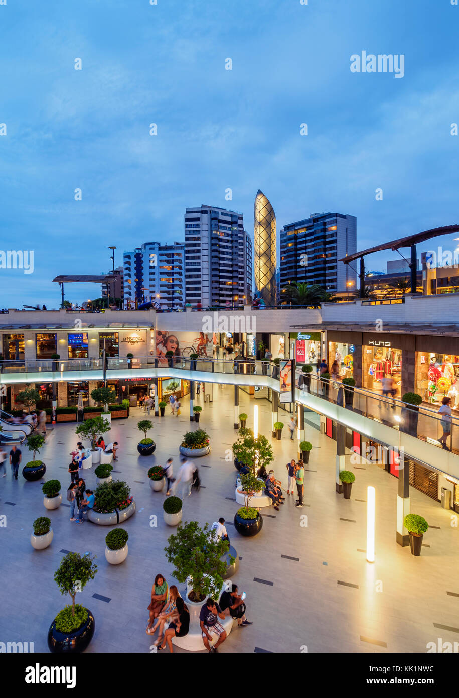 Larcomar Einkaufszentrum bei Dämmerung, Miraflores, Lima, Peru Stockfoto