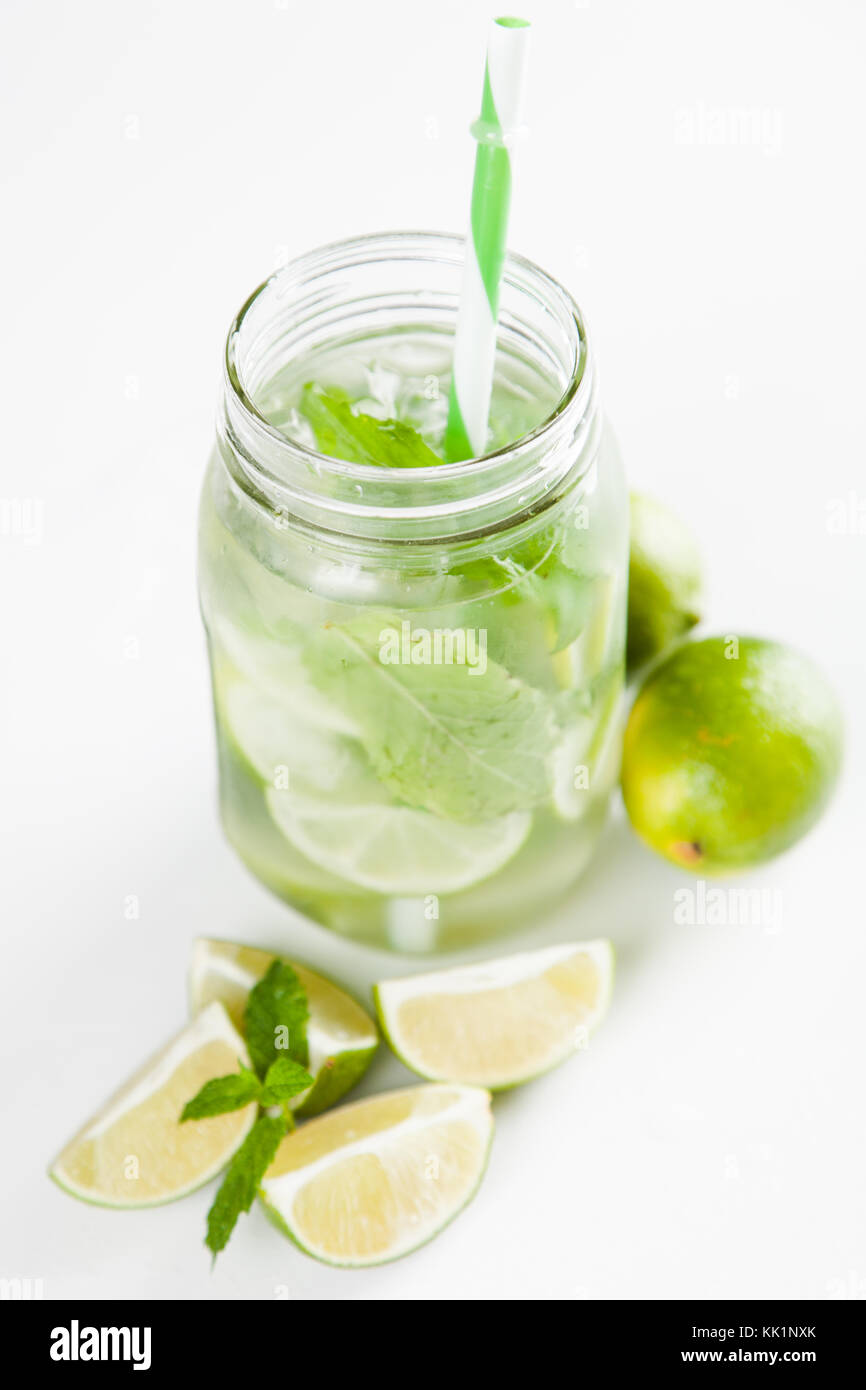 Mojito cocktail auf weißem Hintergrund Stockfoto