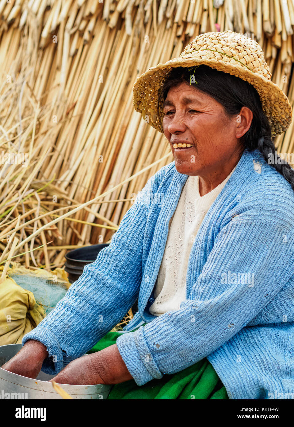 Native Uro Dame, die schwimmenden Inseln der Uros, Titicacasee, Puno, Peru Stockfoto