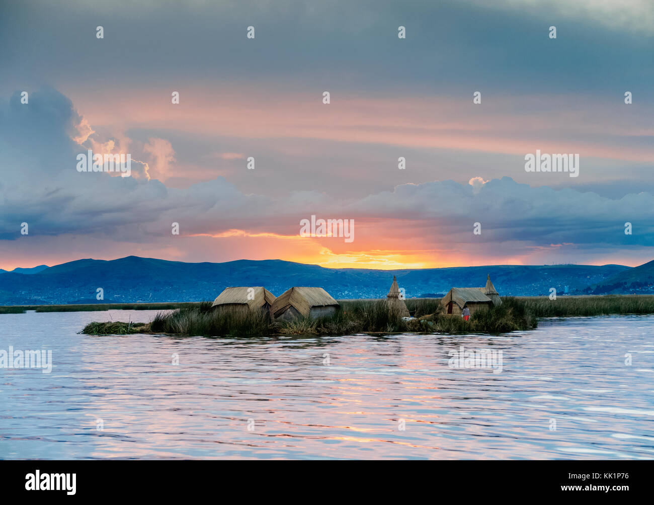 Uros schwimmende Inseln bei Sonnenuntergang, Titicacasee, Puno, Peru Stockfoto