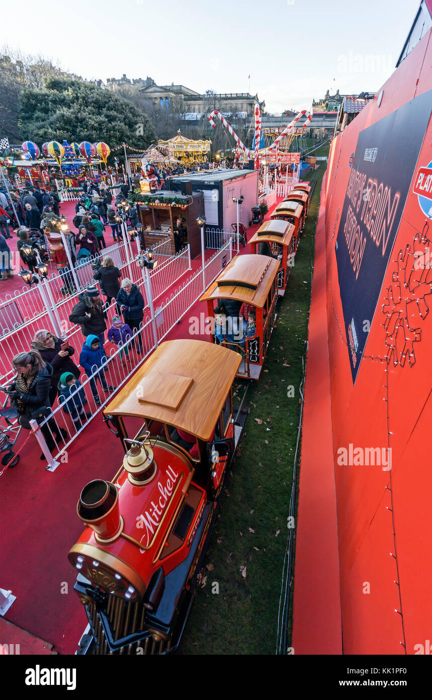 Santa Land mit Santa am Bahnhof von Edinburgh Weihnachten im Osten die Princes Street Gardens Edinburgh Schottland Großbritannien Stockfoto