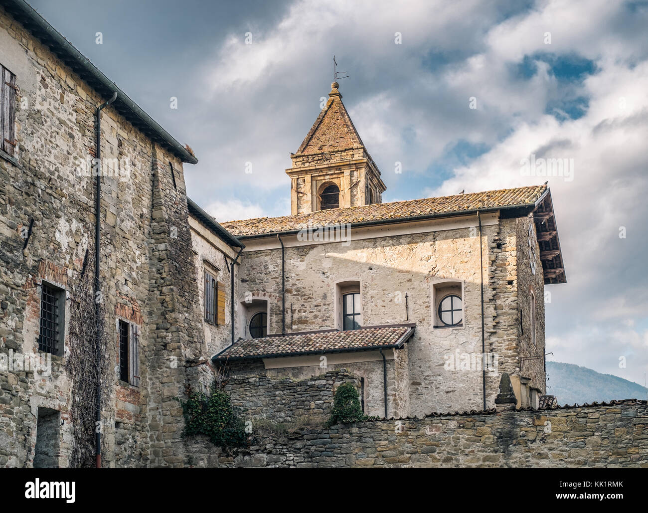 Cusercoli, Civitella di Romagna, Emilia Romagna, Italien. Chrche und Glockenturm Stockfoto