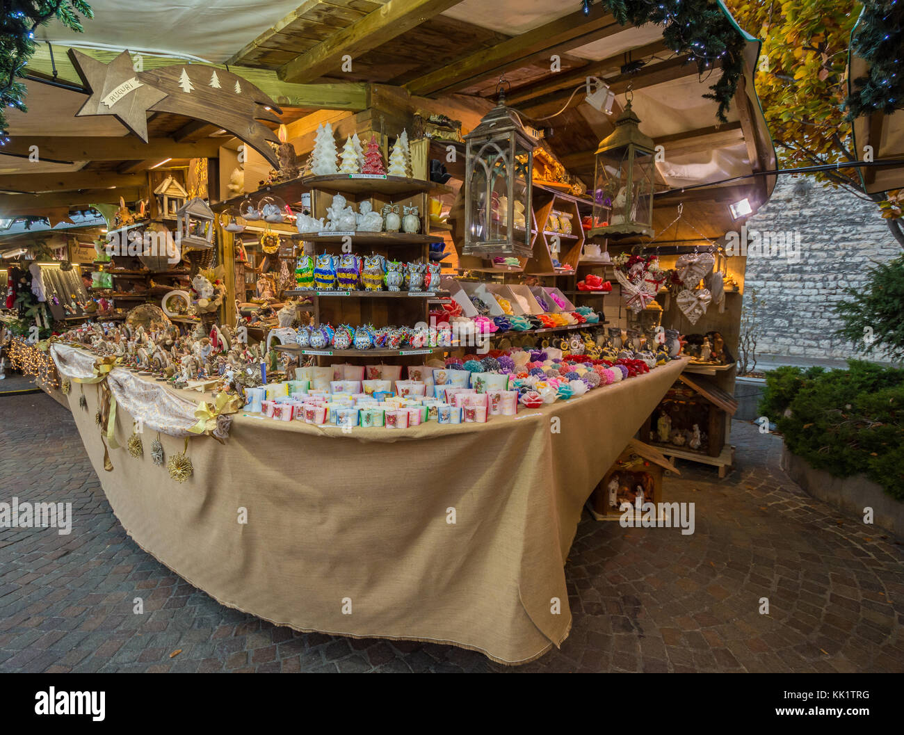 Der bunte weihnachtsmarkt in Trient am Abend. Trentino-Südtirol, Norditalien - Südeuropa Stockfoto