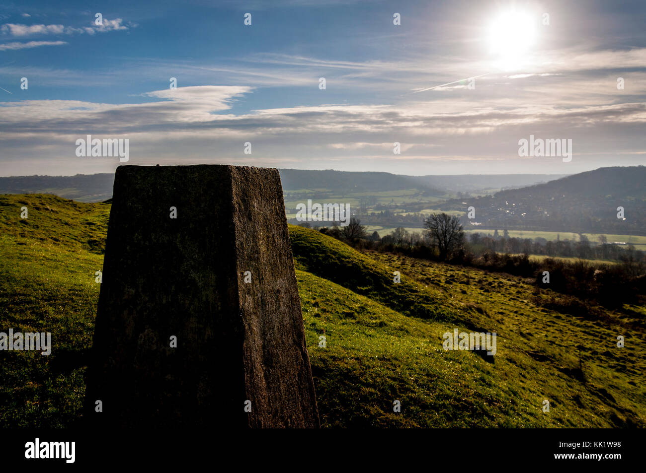 Trig point auf wenig Solsbury Hill, Batheaston, Badewanne, Somerset, England, UK in der Landschaft Stockfoto