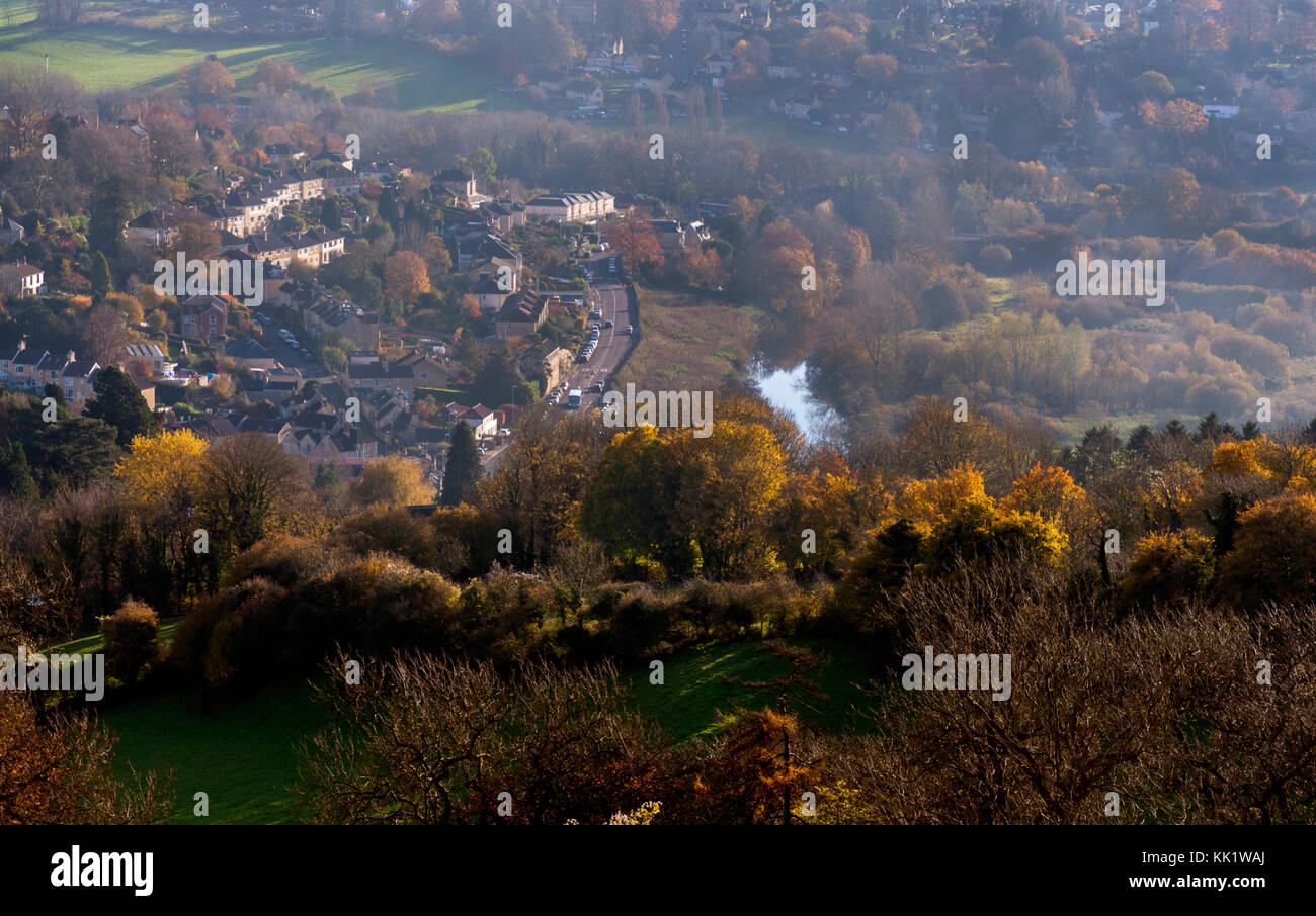 Dorf Batheaston, Somerset, UK. Ländliche England im Herbst nebligen Wetter. Durch den Fluss Avon. Stockfoto