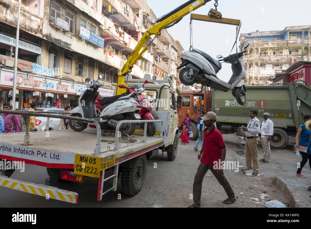 Illegal geparkten Motorroller durch Lkw und Kran bei dadar entfernt, Mumbai Stockfoto