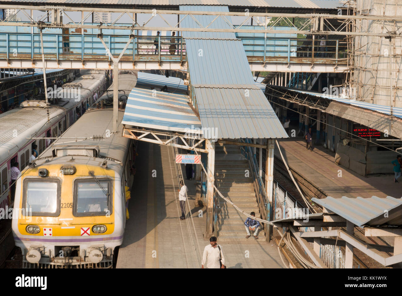 S-Bahn am Bahnhof Dadar, Mumbai Stockfoto