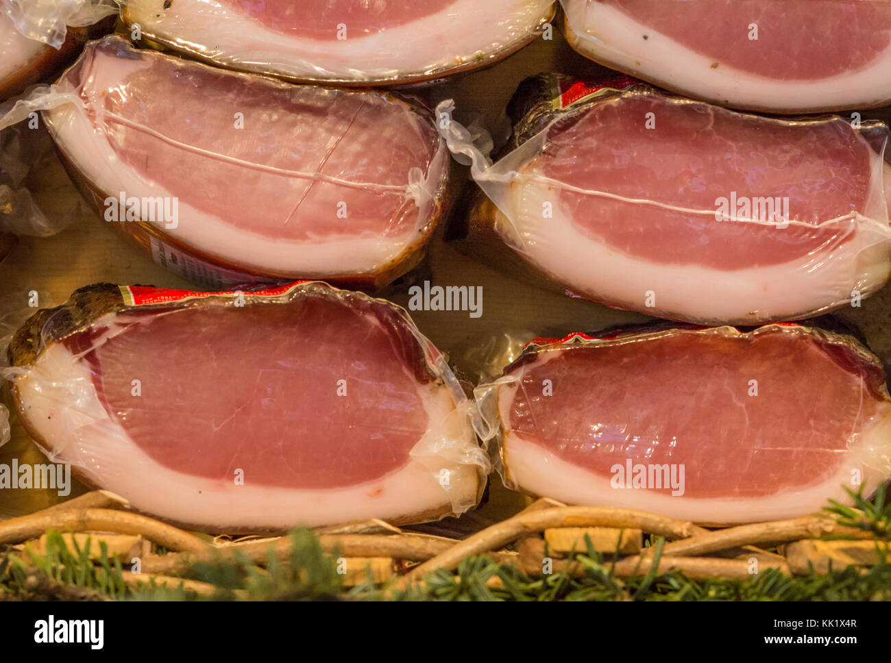 italienischer Speck geräucherter Schinken - typische Gerichte aus Schweinefleisch -Trentino Alto Adige Italien Stockfoto