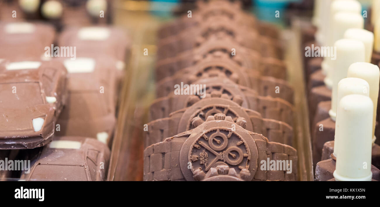 Schokolade in Armbanduhr geformt. Selektiver Fokus Stockfoto